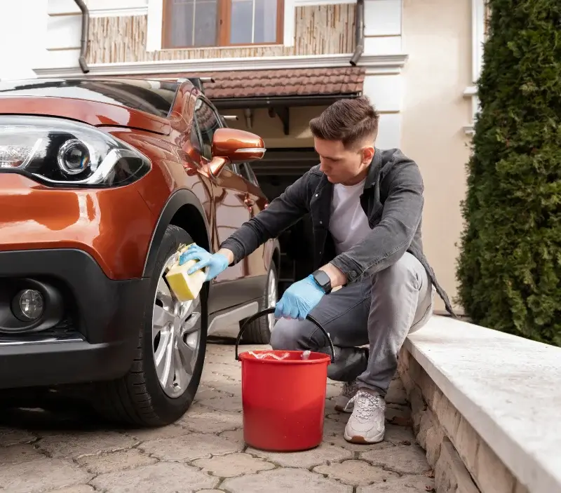 Lavage auto à domicile Val d'Erdre-Auxence : professionnel intervenant sur un véhicule